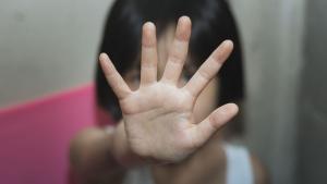 17-jarige broer opgepakt voor verkrachting 10-jarig zusje