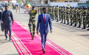 De Senegalese president Faye verbiedt luchthavenceremonies met nieuwe