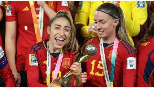 De Spaanse WK-winnende spelers melden zich voor training onder bedreiging