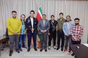 Indiase ster Jubin Nautiyal op bezoek bij president Santokhi in Suriname