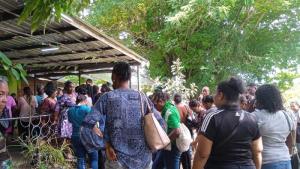 Leden Syndicaat voor Onderwijsgevenden in Suriname werken tot elf uur
