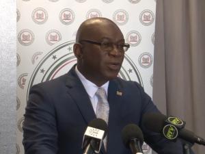 Minister Amoksi wil blijven aanzitten op JusPol – “Roep om op te