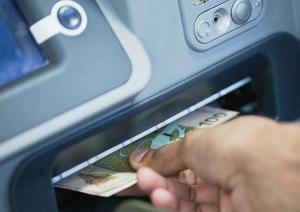 Mogelijkheid wordt bekeken om in één keer SRD 8.000 op te nemen uit ATMs