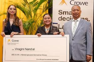 Nandlal en Gajadhar winnen scriptieprijs Crowe Burgos Accountants