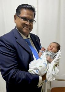 President Santokhi ‘Nana’ geworden met geboorte kleinzoon 