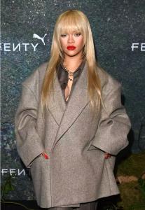 Rihanna debuteert met blond haar en nieuwe pony op Fenty x Puma-evenement