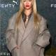 Rihanna debuteert met blond haar en nieuwe pony op Fenty x Puma-evenement