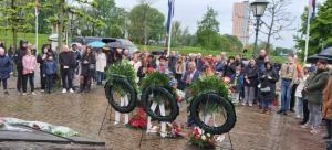 Satya Dharma herdenkt in Hoogvliet oorlogsslachtoffers sinds 2016