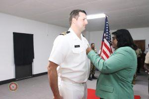 Scheidende Amerikaanse Military Liaison Officer gedecoreerd
