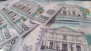 Schoonmaakster vast voor achteroverdrukken van duizenden Surinaamse dollars