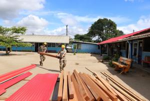 Twee scholen gerenoveerd door Surinaamse en Amerikaanse militairen