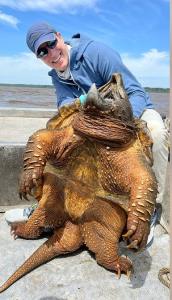 VS: Twee vissers vangen gigantische ’prehistorische’ schildpad