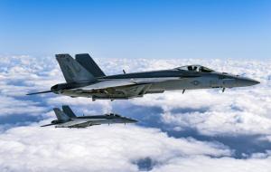 Amerikaanse gevechtsvliegtuigen vliegen over Guyana in goedgekeurde