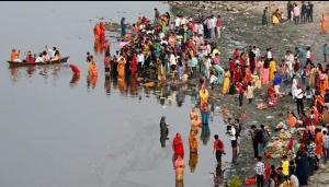 Chaiti Chhath Puja 2024, toegewijden huldigen de Zonnegod