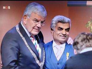 Haagse burgemeester reikt koninklijke onderscheidingen uit aan onder andere