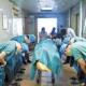 Hartverscheurend beeld toont artsen in China die buigen voor 11-jarige