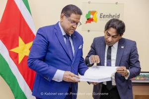 Hof-president overhandigt jubileumboek aan president Santokhi