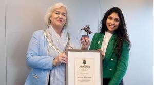 Ishata Rostamkhan ontvangt Dik Trom Jeugd Award voor haar inzet