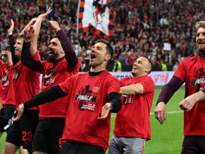 Leverkusen behoudt ongeslagen record en bereikt UEL-finale na dramatische
