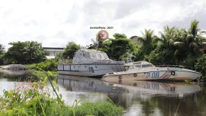 Marineboten in het Saramaccakanaal verwijderd en milieuvriendelijk