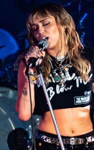 Miley Cyrus keert met ‘Flowers’ terug in Britse hitlijst