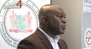 Minister Amoksi noemt kritieken dat hij moet opstappen ‘naïef’