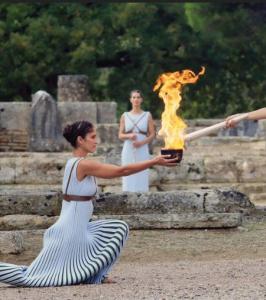 Olympische Vlam voor Parijs 2024 Ontstoken in Griekenland