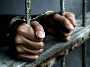 Politie Rijsdijk slaat verdachte die met drie minderjarige tieners in