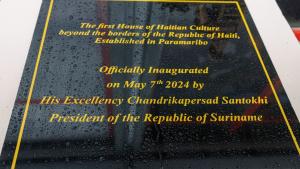 President Santokhi benadrukt culturele verbondenheid bij opening Haïtiaans