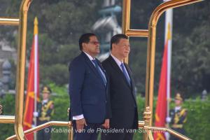 President Santokhi met militaire eer verwelkomd door president Xi Jinping