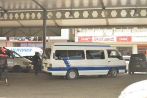 Schoolvervoerders houden bussen in garages