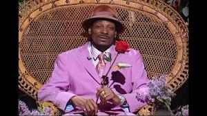 Snoop Dogg gekleed in ​​roze en drinkt thee met kleindochter Cordoba 