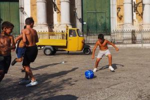 Straatvoetbal: Risico van spelen zonder veld en omheining 