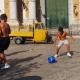 Straatvoetbal: Risico van spelen zonder veld en omheining 