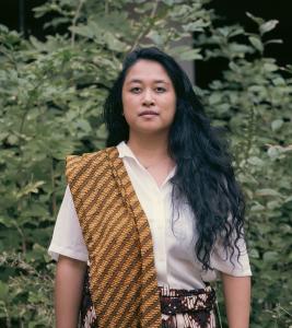 Theatermaker Dewi Kasmo brengt onzichtbare verhalen in de schijnwerpers