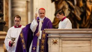 Vaticaan reinigt altaar Sint-Pieter na bezoedeling door naakte man
