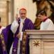 Vaticaan reinigt altaar Sint-Pieter na bezoedeling door naakte man