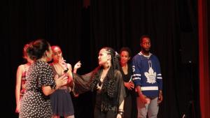Volwassenen groep On Stage Performing Arts brengt comedy en mysterie samen