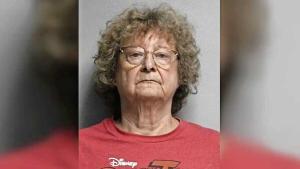 VS: Bejaarde vrouw (74) gearresteerd voor gewapende bankoverval in Ohio