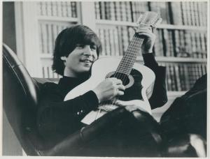 VS: Verloren gewaande gitaar John Lennon naar veiling