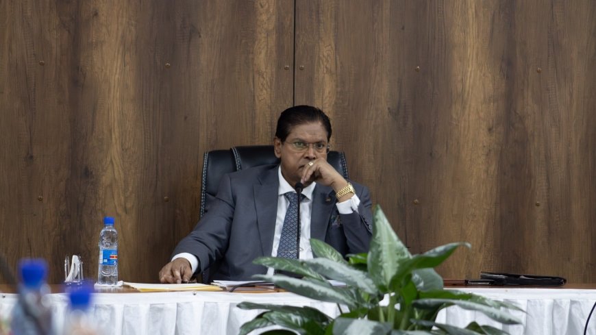 President Santokhi schort grote projecten op na maatschappelijke bezorgdheid