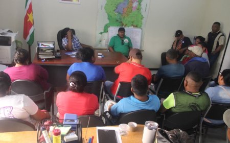 Bezorgde werknemers Greenheart Group zoeken hulp bij districtscommissaris van Kabalebo