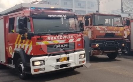Witgelakte Toyota Platz volledig uitgebrand in Paramaribo: vermoedens van brandstichting