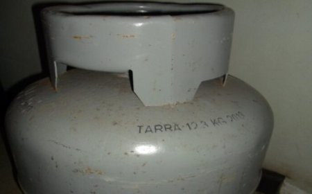 Explosie door lekkende gascilinder zet houten woning in lichterlaaie