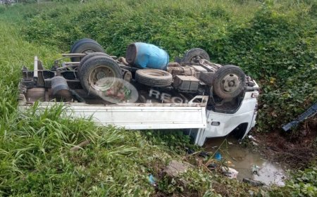 Vrachtwagen belandt in trens langs Kennedyweg bij Coropinabrug