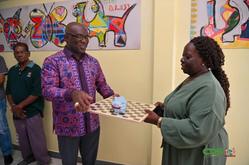 Juspol-minister Amoksi viert jaardag in Opa Doeli