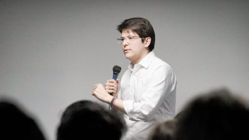 Colombiaanse presidentskandidaat twee keer in hoofd geraakt bij aanslag; schutter gearresteer