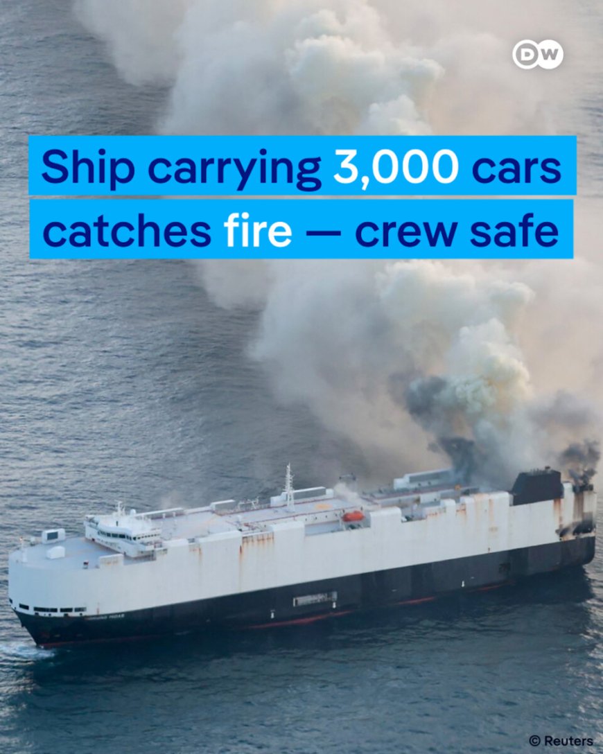 Brand op vrachtschip met elektrische auto’s: bemanning geëvacueerd