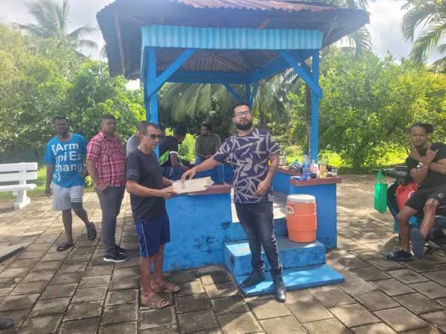 Kabinet van de President schenkt dam- en schaakattributen aan gemeenschap Nickerie