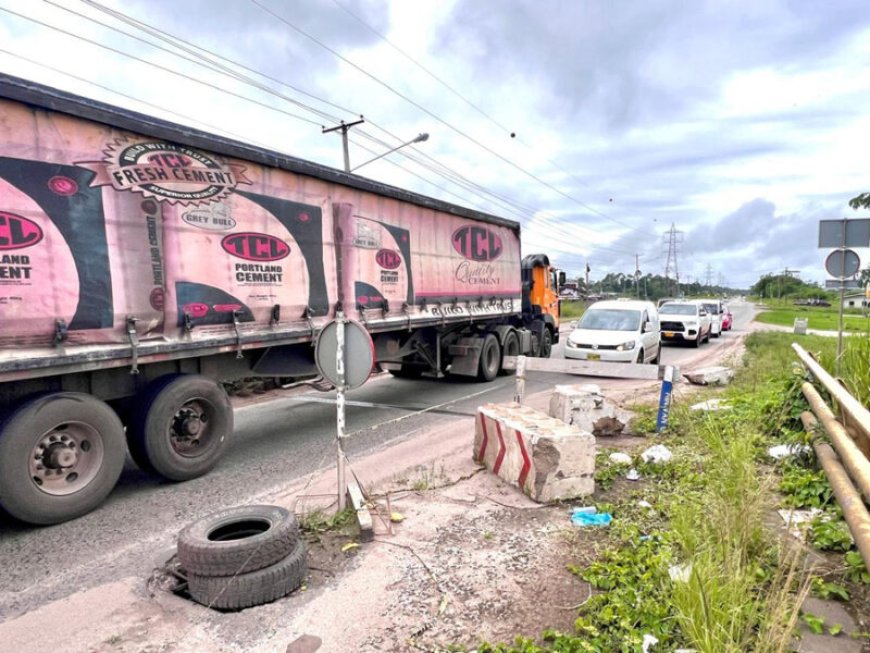 Levensgevaarlijke kraters in Afobakaweg